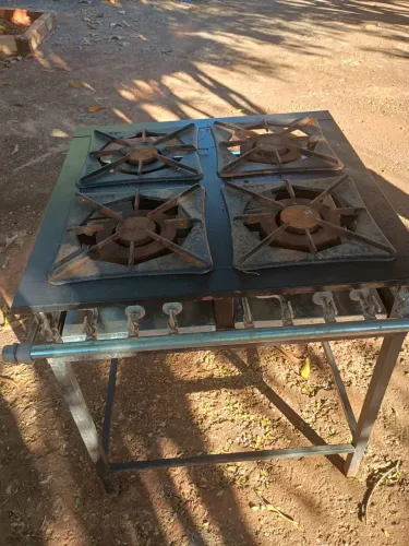 Vendo fogão industrial 4 bocas 