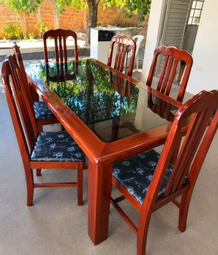 Mesa jantar, 1.80x.0.80x.0.80 em mogno, e seis cadeiras em mogno estofados novos.