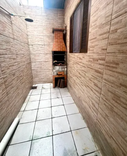 Casa com churrasqueira privativa, 400 mts da praia