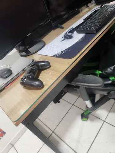 Mesa gamer com tampo de vidro