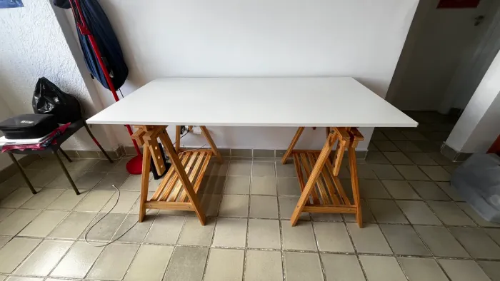 Mesa de trabalho com cavaletes regulaveis
