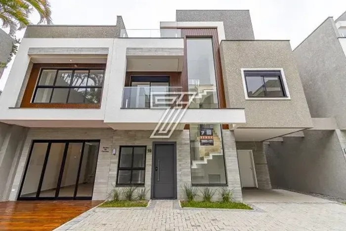 Sobrado em condomínio a venda possui 137m² com 3 quartos no Água Verde - Curitiba - PR
