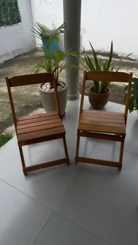 ? VENDO 2 CADEIRAS DOBRÁVEIS DE MADEIRA!