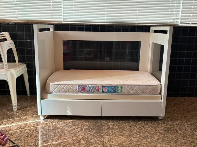 Berço com acabamento em Laka e laterais em Acrílico (vira mini cama)