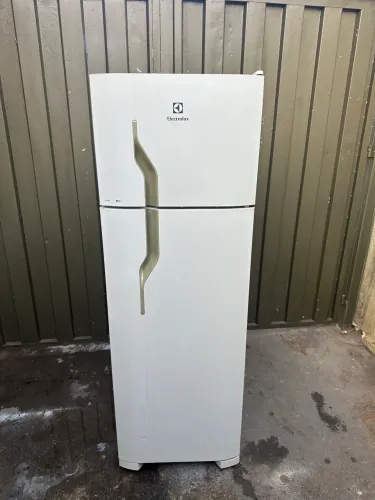 Vendo uma geladeira Eletrolux DC35A gelo seco conservada (Entrego)