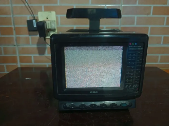 TV antiga 5 polegadas a cores com rádio AM/FM.