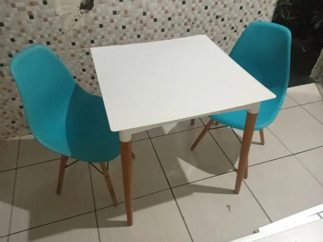 Mesa com duas cadeiras 