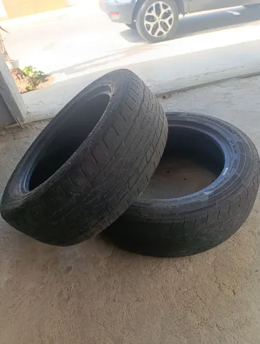 Vendo dois pneus continental usados 215/60 R17.