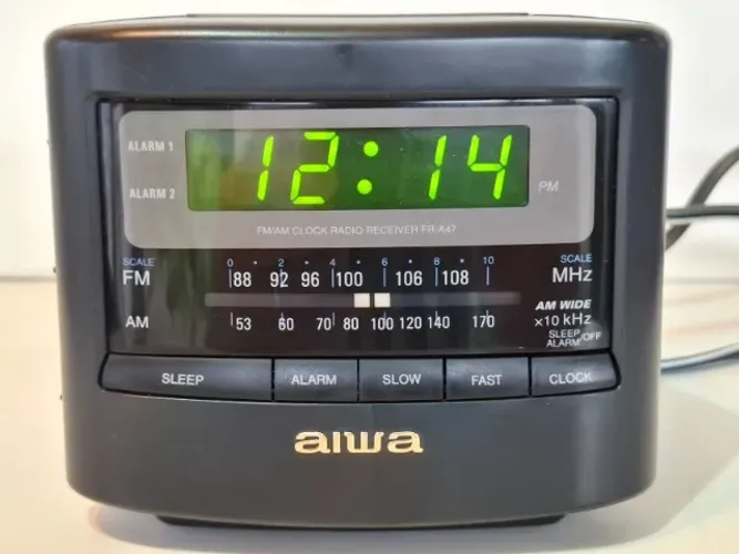 Rádio relógio despertador Aiwa modelo FR-A47U vintage anos 1990