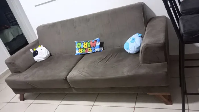 Sofá retrô marrom no tecido Suede
