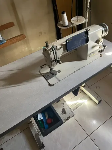 Máquina de costura reta industrial
