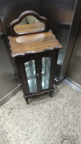 mini cristaleira antiga