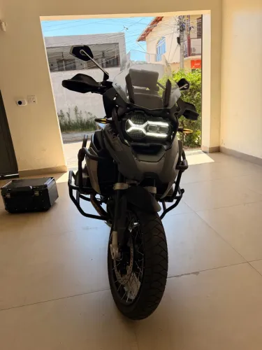 BMW 9000 km novíssima sem detalhe
