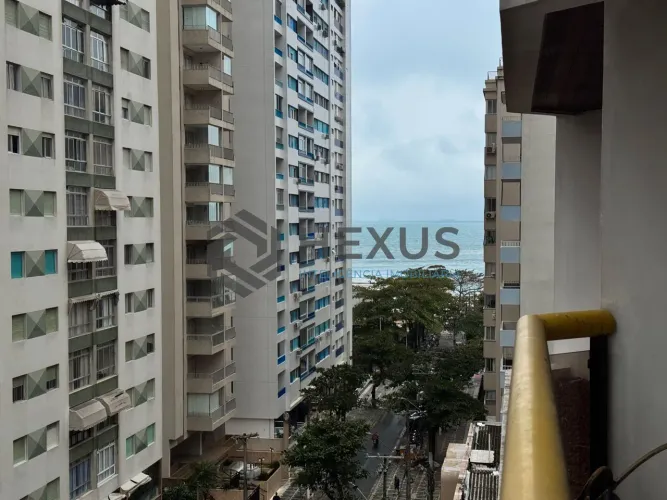 Apartamento reformado com varanda e lazer a 1 quadra da praia nas Pitangueiras, Guarujá
