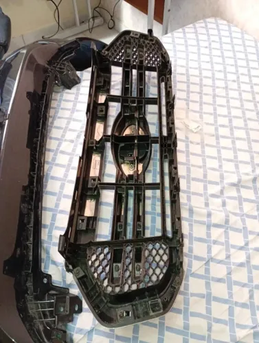 Grade cromada com para-choque dianteira de Ford Ranger 2024