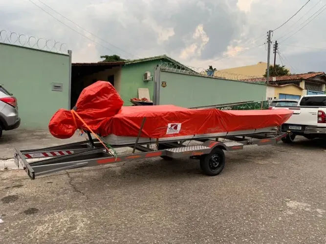 Carretinha personalizada pra canoa de 6mt chassi no enregecido de 100 na chapa 13 fecho de