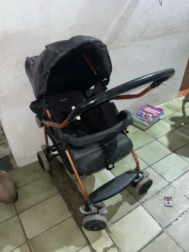 Carrinho de bebê e bebê conforto