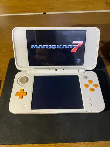 New Nintendo 2DS XL Desbloqueado+Carregador original+Vários Jogos(Mario,Zelda,Pokémon)