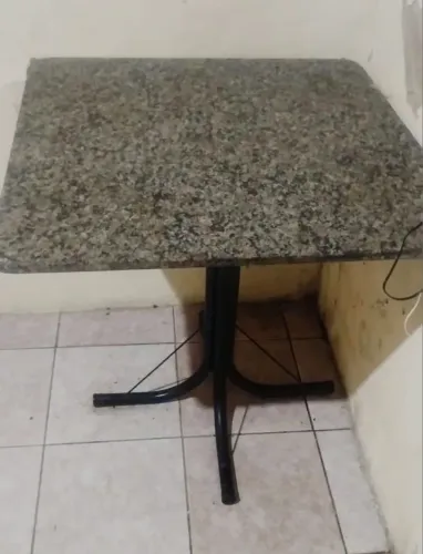 Mesa de granito, com vaga pra quatro cadeiras. Porém n tenho a cadeira.