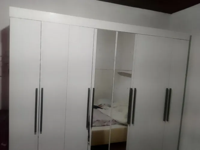 guarda roupa casal 6 portas espelho nas portas do meio... 2.20 de altura 2 de largura.