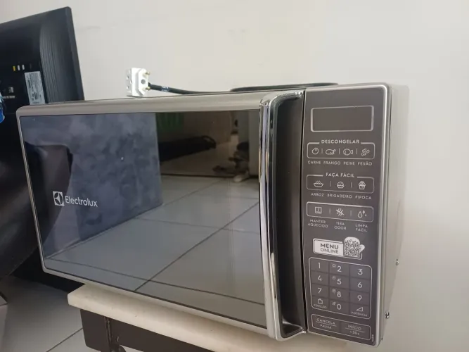 Micro-ondas Electrolux 27L Inox Espelhado com 55<br><br>receitas pre-programadas 127v MS37R