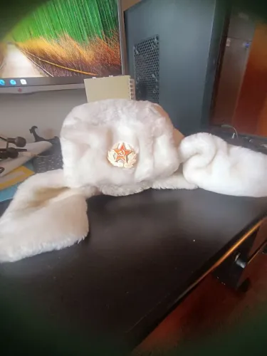 Chapéu russo USHANKA com emblema metálico da União Soviética.