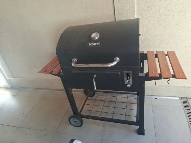 Churrasqueira Bafo com mesa.