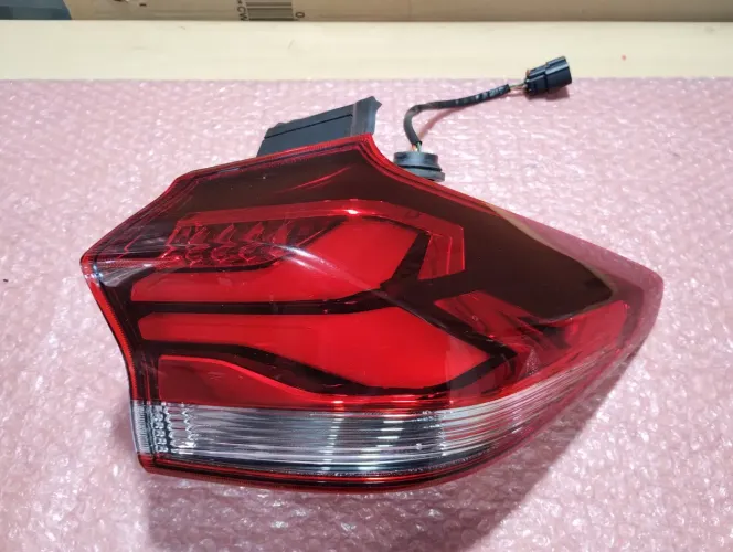 Lanterna direita canto LED GM Tracker 2020 2024 original usada CD 452