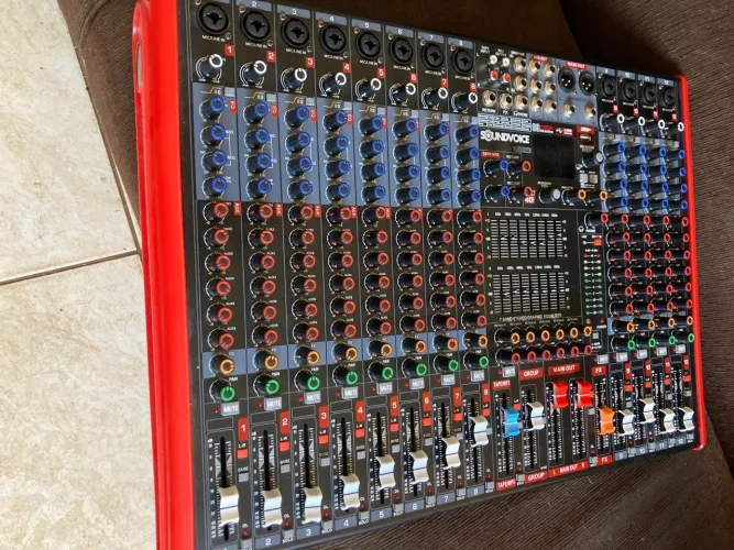 VENDO MESA DE SOM SOUNDVOICE