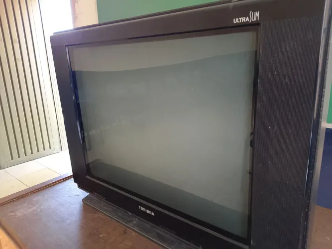 TV de tubo tela plana Toshiba ultra slim Stereo Usada em ótimo estado.