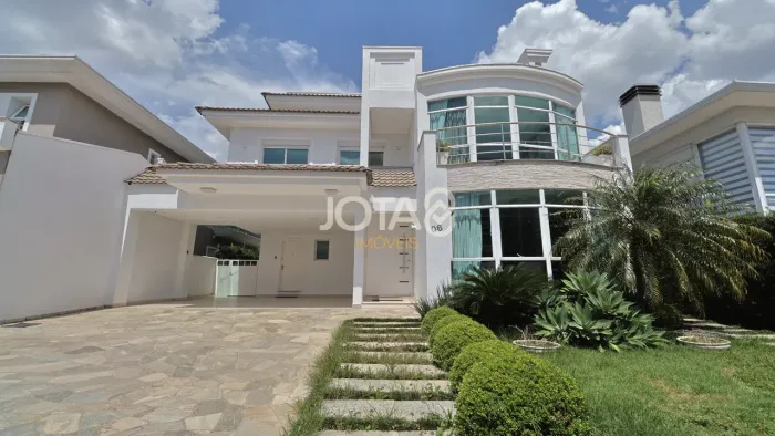CASA CLÁSSICA COM 3 SUÍTES, ESCRITÓRIO E PISCINA! Casa clássica com 3 suítes, escritório e