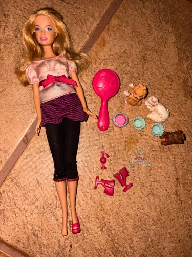 Barbie babá de bichinhos - com alguns acessórios