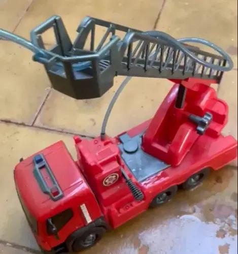Caminhão bombeiro joga água de verdade