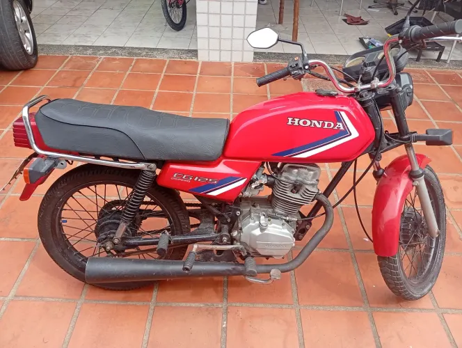 Vendo cg 125  1985 emplacada e pronta pra transferir 