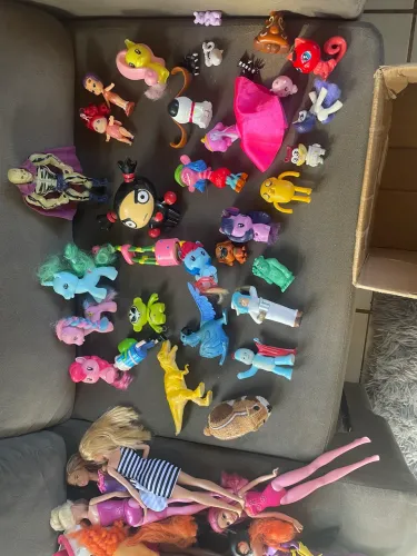 Lotão de Barbies e miniaturas