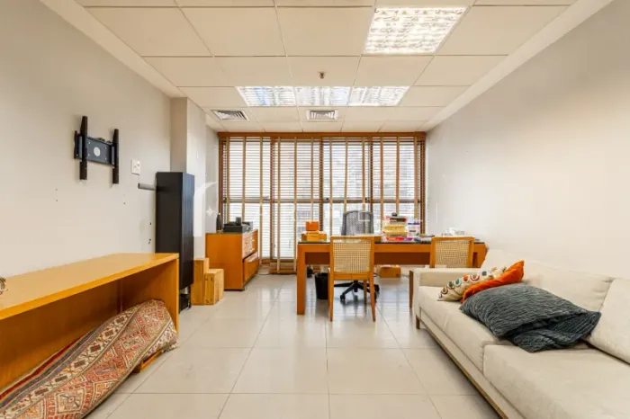 Sala comercial na segunda quadra da praia do Leblon.
