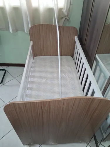 Berço americano amendoa/branco $400.