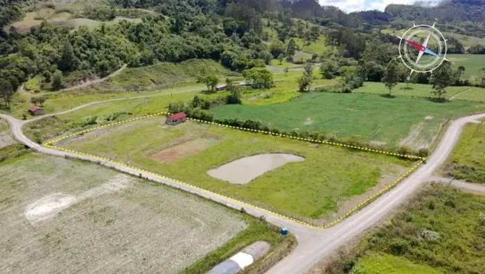 Sítio 10 mil m2 com casa, cobertura para 2 carros, sala integrada com a cozinha, 1 quarto