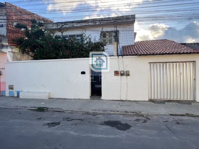 Casa com 03 quartos à venda no bairro Cidade dos Funcionários.