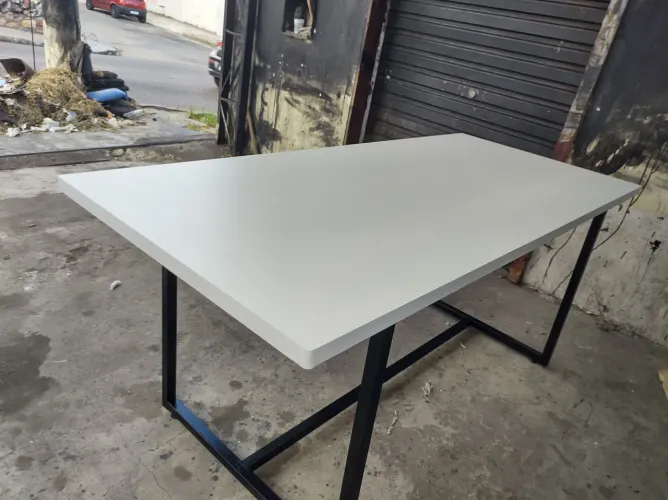 Mesa industrial pé quadrado 