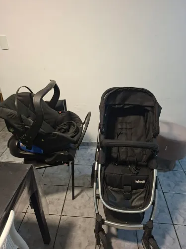 Carrinho de bebê infanti com bebê conforto