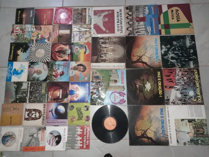 Disco de vinil LPs (12 un)e Compacto simples (28 un) religiosos em bom estado. Vendo Lote