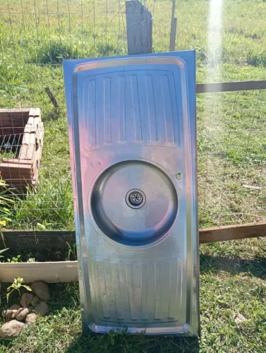 Pia de cozinha inox disponível pra venda 120cm, com marcas de uso.