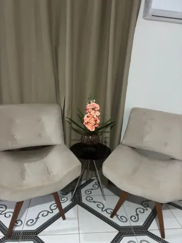 Conjunto cadeira, mesinha e mesinha 
