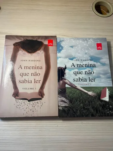 Livro "A menina que não sabia ler" Volumes 1 e 2 - John Harding