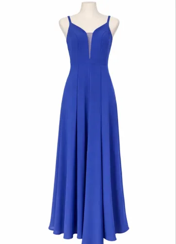 Vestido com decote frontal e fenda lateral