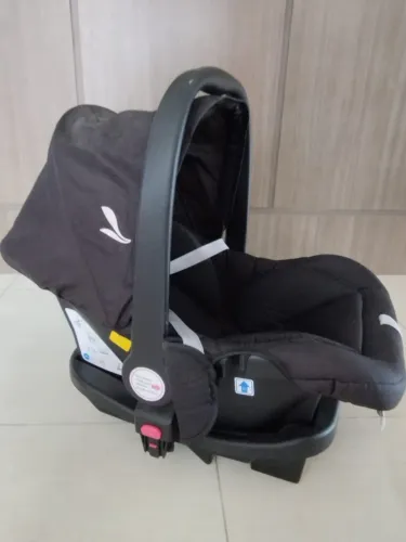 Carinho de bebê com bebê conforto