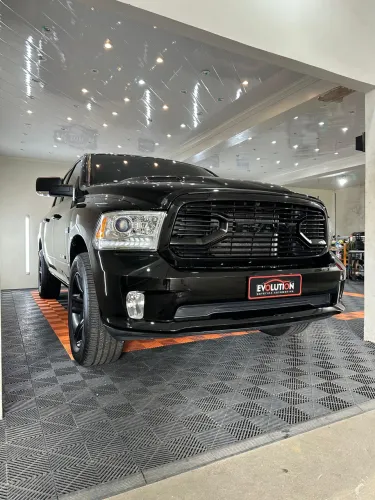 Ram Classic Laramie Night Edition 5.7 V8 16V Gasolina 4X4 Aut. 2022