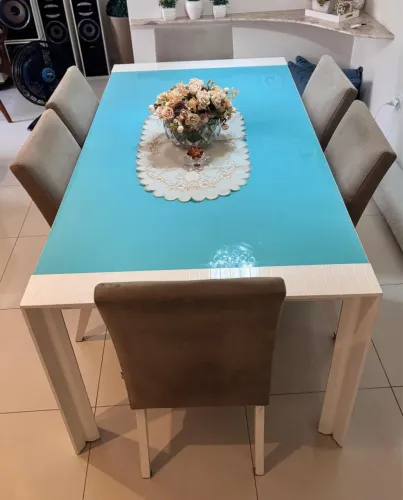 LINDÍSSIMA MESA DE MADEIRA COM VIDRO ESVERDEADO E 6 CADEIRAS