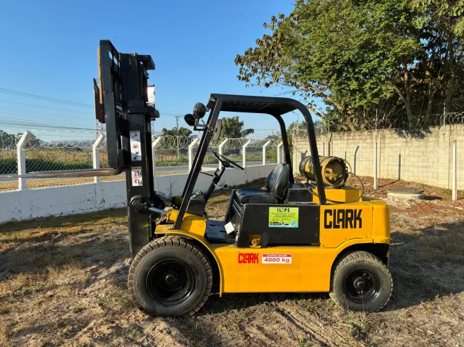 Impilhadeira Clark 4 Ton a gaz